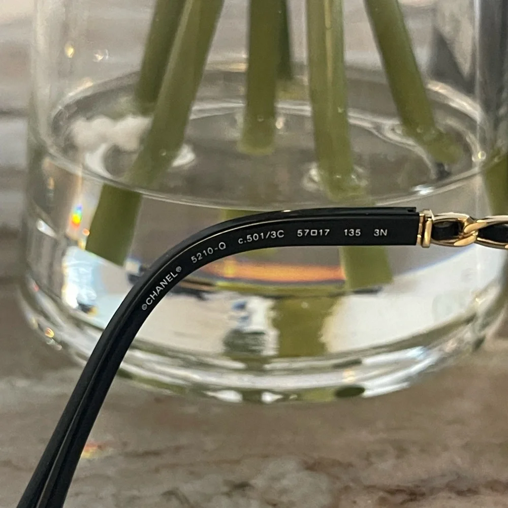 Women's Black Oversized Sunglasses - Classic Shade - Picture 4 of 8